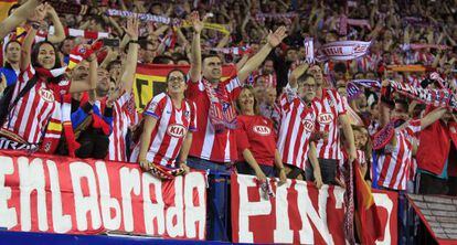 Aficionados del Atlético de Madrid celebran la victoria ante el FC Barcelona, al término del partido.