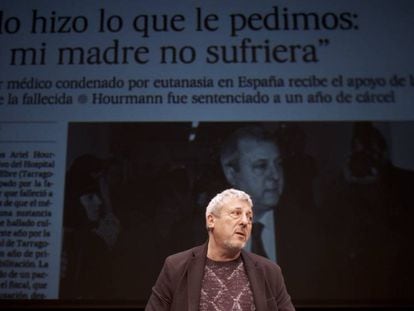 Hourmann, en un momento de 'Celebraré mi muerte' ante una proyección de la página de EL PAÍS del 4 de noviembre de 2009 que contaba su caso.