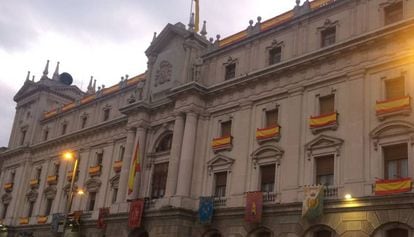L&#039;edifici de la Capitania General de l&#039;Ex&egrave;rcit, engalanat amb la bandera espanyola.