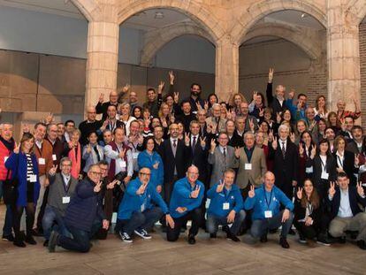 El director general de la Fundación Bancaria La Caixa, Jaume Giró, acompañado de representantes de las 39 delegaciones de la Asociación de Voluntarios de La Caixa en toda España, en la Casa del Cordón de Burgos.