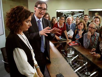 El ministro de Sanidad, Salvador Illa, y la ministra de Hacienda, María Jesús Montero, hablando con periodistas.