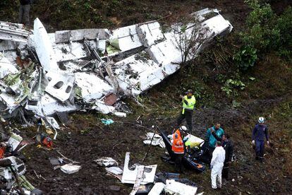 Equipos de rescate recuperan un cuerpo en el lugar del accidente aéreo ocurrido en el municipio de La Ceja, departamento de Antioquia (Colombia).