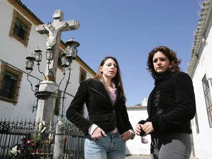 María Jesús Castón y Elisa Márquez (a la derecha), junto al Cristo de los Faroles, en Córdoba.