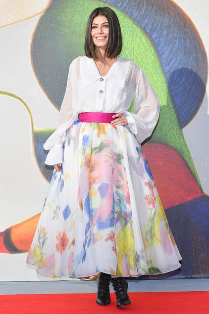 Alessandra Mastronardi, conocida por su papel en Master of None, combinó una blusa blanca y una falda con vuelo y estampado de flores. Todo de Chanel.