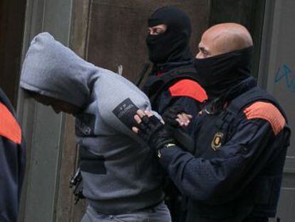 Macroperación en el Raval  700 ‘mossos’ y 55 detenidos