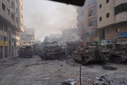 Vehículos militares israelíes maniobraban durante una operación terrestre en la franja de Gaza, este lunes en una zona sin identificar, en una imagen distribuida por el ejército israelí.