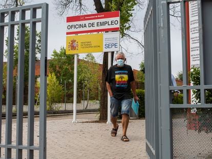 Un hombre se acerca a la puerta de una oficina del SEPE el 2 de septiembre en Madrid.