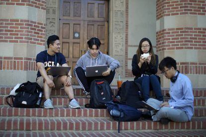 Estudiantes de la Universidad de California en Los &Aacute;ngeles (UCLA), el pasado 15 de noviembre. 