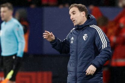 Jagoba Arrasate durante el partido de cuartos de final de la Copa del Rey entre Osasuna y Sevilla en El Sadar este miercoles.