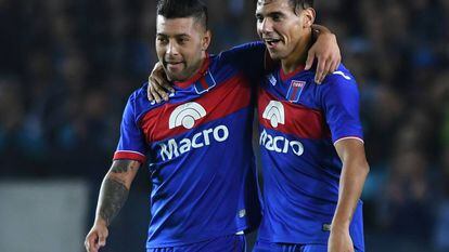 Pérez Acuña y Lucas Janson, tras un partido de Tigre.