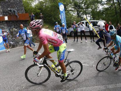 Contador y Landa, durante la ascensión al Mortirolo pasan ante el monumento a Pantani.