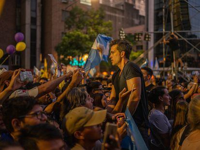 Miles de personas asistieron al cierre de campaña del candidato presidencial Javier Milei, en la ciudad de Córdoba.