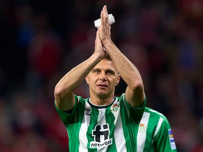 Joaquín anuncia su retirada al final de la temporada. El jugador del Real Betis Balompié hizo pública este miércoles, a través de un vídeo en sus redes sociales, su decisión de colgar las botas tras 23 temporadas en la élite. El gaditano, de 41 años, ha ganado tres Copas del Rey y, en la actualidad, es el segundo jugador con más partidos en Primera División (615), a tan solo siete de Andoni Zubizarreta. Es, además, el futbolista con más encuentros en la historia del club bético y ha vestido la camiseta de la selección española en 51 ocasiones.