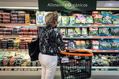 Una mujer compra alimentos en un supermercado de la colonia Roma, en Ciudad de México.