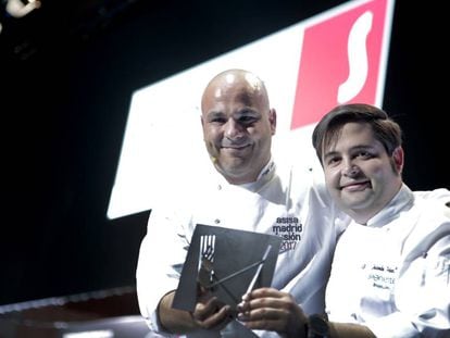 El chef Ángel León, a la izquierda, recibe el Premio Cocinero del Año en Europa junto a Juan Luis Fernández, Director Gastronómico de su restaurante Aponiente, en El Puerto de Santa María (Cádiz).