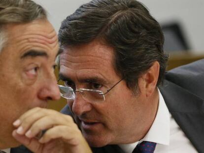 El presidente de CEOE, Juan Rosell (izquierda), y el presidente de CEPYME, Antonio Garamendi.