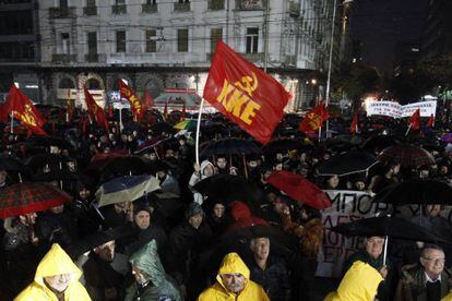 Manifestantes del partido comunista protestan en Atenas el lunes.