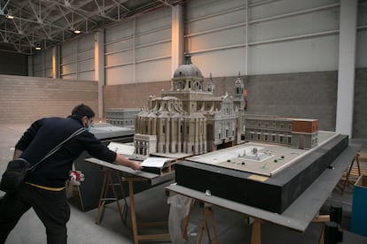 Un operario delante de la maqueta de la catedral de La Almudena.