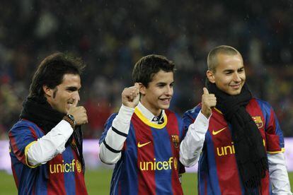 Los campeones del Mundial de 2010 en las tres categorías, Toni Elís, Marc Márquez y Jorge Lorenzo, posan con las camisetas del Barça antes del comienzo del Barcelona-Real Sociedad