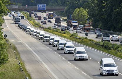 Repatriación de las víctimas del accidente aéreo de la compañía Germanwings en marzo de 2015. En la imagen, una caravana de coches fúnebres con los restos mortales de los 16 escolares alemanes que murieron en el suceso, por la autopista de Duisburg, Alemania.