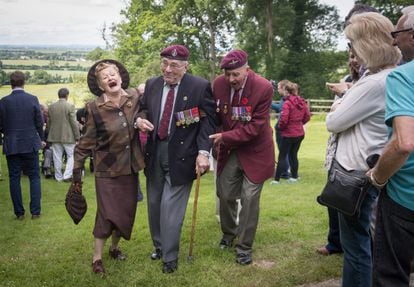 Veteranos del 9º batallón bromean durante la conmemoración del 73 aniversario de los aterrizajes del efectuados durante la Segunda Guerra Mundial, cerca de Caen (Francia).