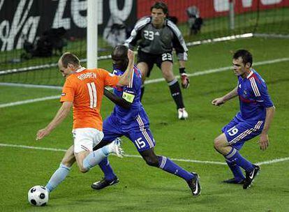 Robben se prepara para marcar el tercer gol de Holanda ante Thuram, Coupet y Sagnol (de izquierda a derecha).