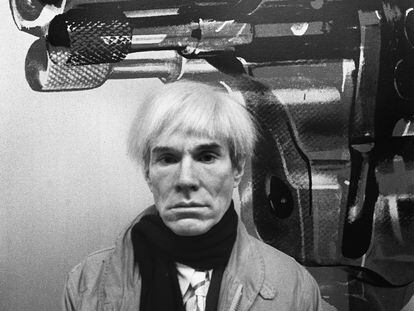 Andy Warhol posa delante de una de sus obras, un revólver, en la galería Fernando Vijande de Madrid, en 1983.