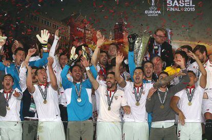 Los jugadores del Sevilla alzan la copa de la Liga Europa.