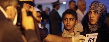 Refugiados sirios llegan a Catania, Italia.
