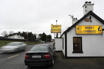 Unna agencia de cambio de moneda a la entrada de Irlanda del Norte.