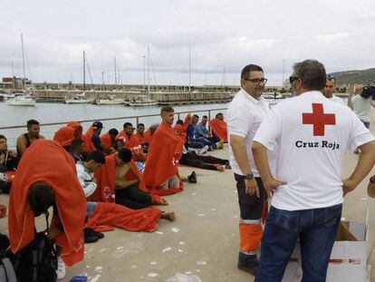 Personal de Cruz Roja atiende en el puerto de Barbate (C&aacute;diz) a 45 personas rescatadas la pasada semana en el mar.