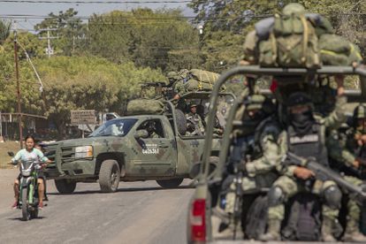 Elementos del Ejército Mexicano patrullan las calles de Aguililla, Michoacán, el 9 de febrero.