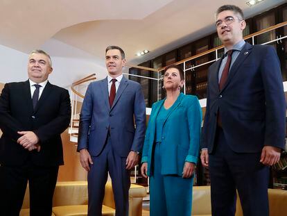 El presidente del Gobierno en funciones, Pedro Sánchez, reunido este viernes con los portavoces de EH Bildu en el Congreso y el Senado.