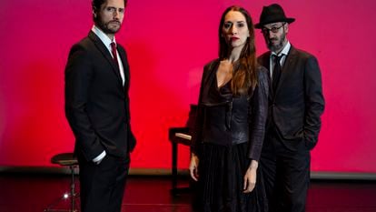 Los actores Juan Diego Botto y Nur Levi y el músico Alejandro Pelayo, en una imagen promocional de la obra.