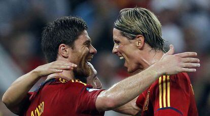 Xabi Alonso celebra uno de los goles con Torres.