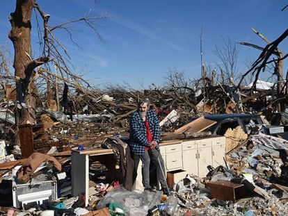 Bogdan Gaicki, residente de Mayfield, Kentucky, observa los daños provocados por los tornados.