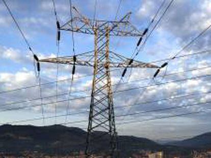 Una torre de transporte de energía.