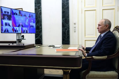 El presidente ruso, Vladímir Putin, preside una reunión por videoconferencia de su Consejo de Seguridad este viernes 31 de marzo.