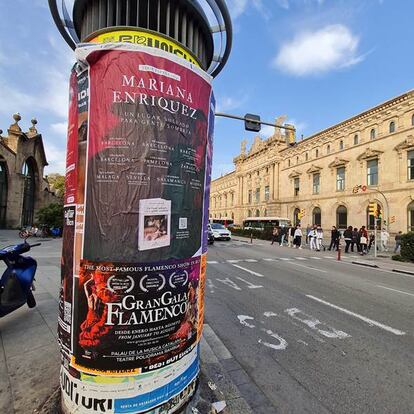 Una imagen de uno de los carteles promocionales de la gira de Mariana Enriquez, que se asemeja al cartel de un 'tour' musical.