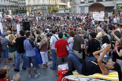 Un momento del "Debate del Pueblo", celebrado ayer en la Puerta del Sol de Madrid.