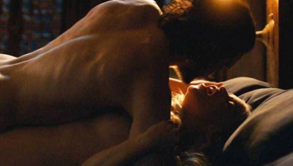 Kit Harington y Olivia Clarke en la esperada escena de sexo de la serie 'Juego de Tronos' que no gustó a muchos de sus seguidores.