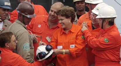 Rousseff firma aut&oacute;grafos a empleados de Petrobras. 