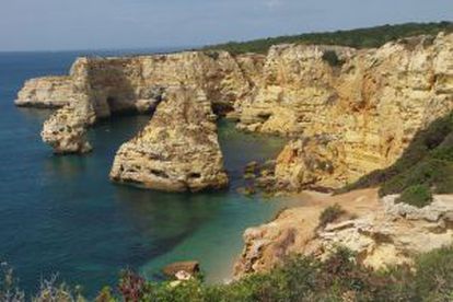 Farallones rocosos en la playa de Marinha, cerca de Albufeira, en el Algarve (Portugal).