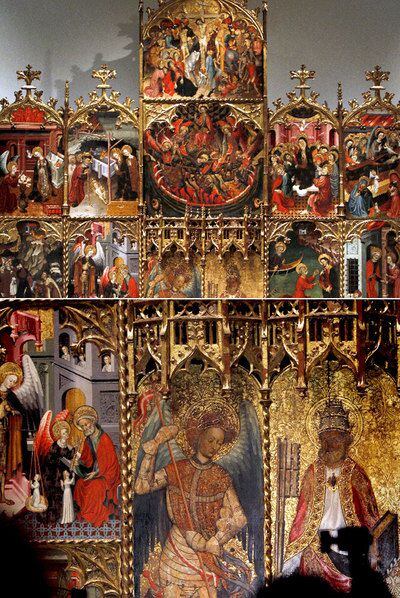 Arriba, el retablo de san Miguel y san Pedro de Cirera y Despuig, en su nueva ubicación. Abajo, el de san Miguel de Joan Mates.)