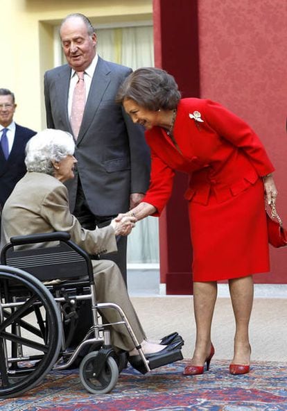 El rey Juan Carlos y la reina Sofía reciben a la escritora Ana María Matue (i) a su llegada al almuerzo del Patronato del Instituto Cervantes que los Reyes de España han presidido hoy en el Palacio del Pardo