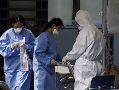 Varios miembros de un equipo médico permanecen a las puertas del ala de emergencias de un centro médico, este martes en Seúl.