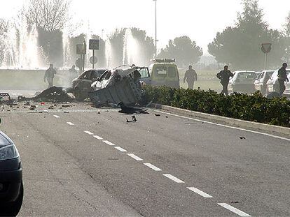 El coche bomba, instantes después de hacer explosión en la avenida de la Ribera del Sena, en el Campo de las Naciones.