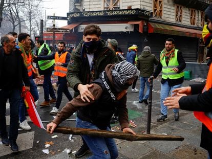 Disturbios en la manifestación en repulsa de los ataques de ayer contra la comunidad kurda, el 24 de diciembre de 2022 en el centro de París.