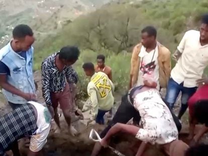 Un grupo de migrantes cava una fosa cerca de la frontera con Arabia Saudí, en territorio yemení, en una imagen obtenida de un video publicado por Human Rights Watch.
