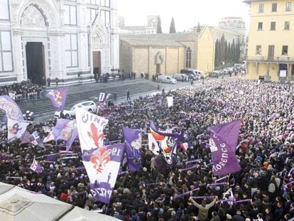 Los aficionados de la fiorentina en las inmediaciones de la iglesia Santa Cruz para asistir al funeral del capit&aacute;n Davide Astori.